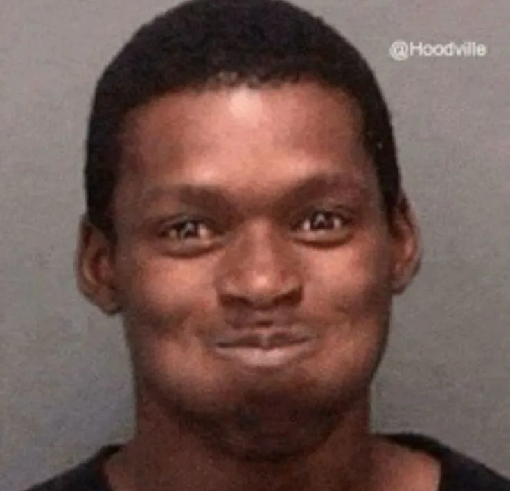 Gương mặt căng cứng cố nhịn cười trong tuyệt vọng