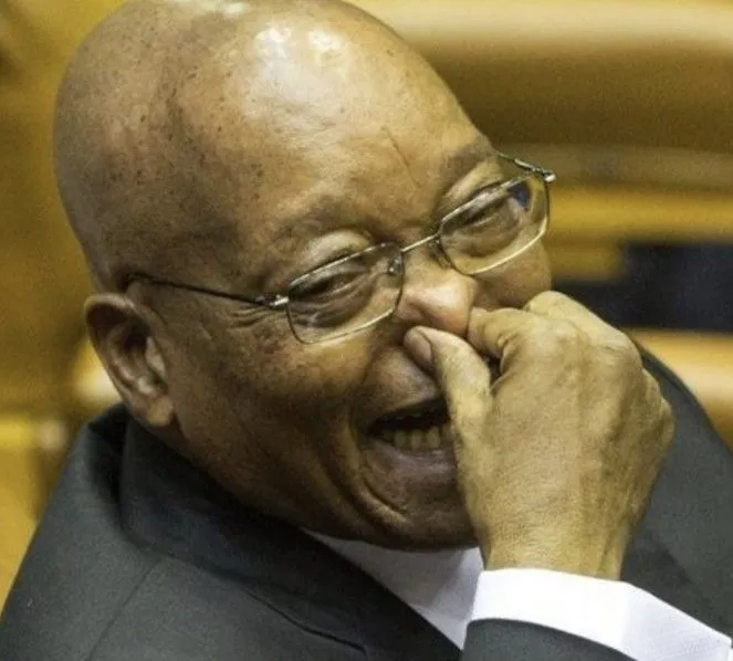 Khuôn mặt gồng gánh gắng nhịn cười mà run rẩy