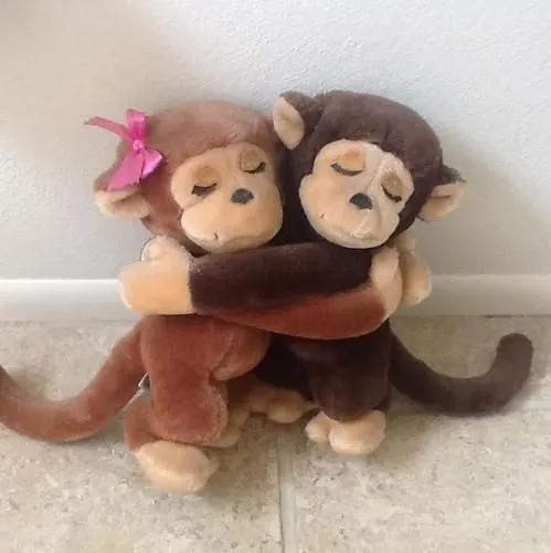 Meme ôm nhau đồng cảm xúc động