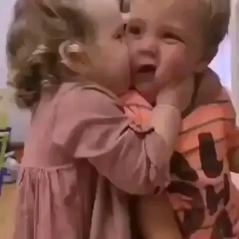 Meme ôm nhau an ủi dịu dàng