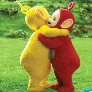 2 nhân vật hoạt hình ôm nhau đầy yêu thương