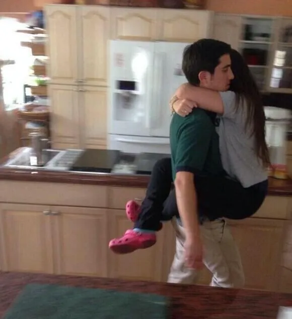 Meme ôm nhau hài hước