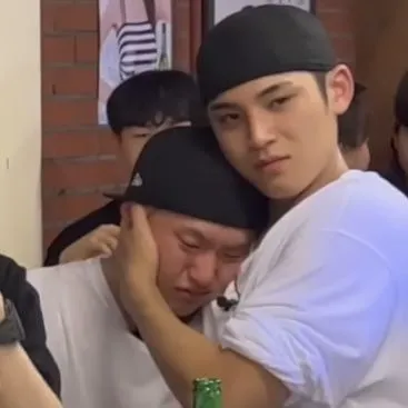 Vòng tay thương thương sưởi ấm nỗi buồn xa.