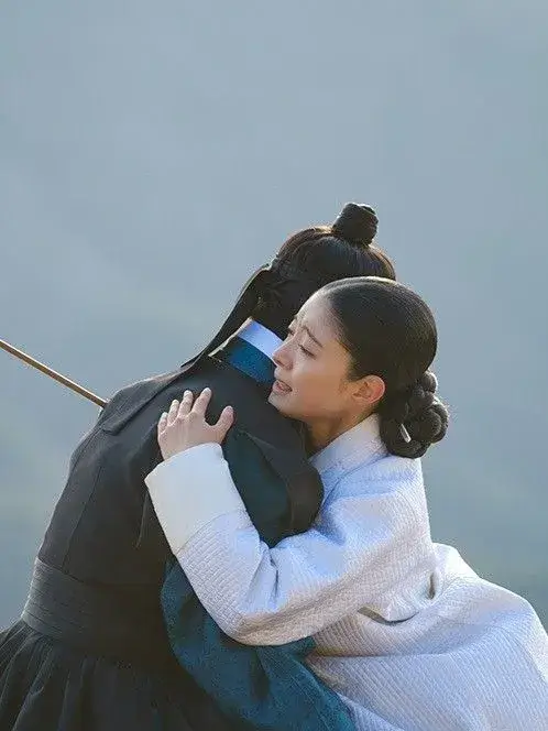 Ôm tha thiết khiến mọi ưu tư dần tan biến.