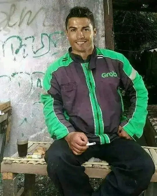Ảnh troll Ronaldo mặc áo grab hài khó đỡ