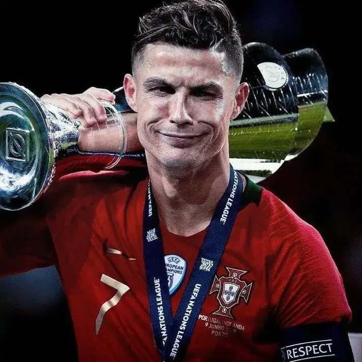 Meme Ronaldo mặt troll cầm chiếc cúp