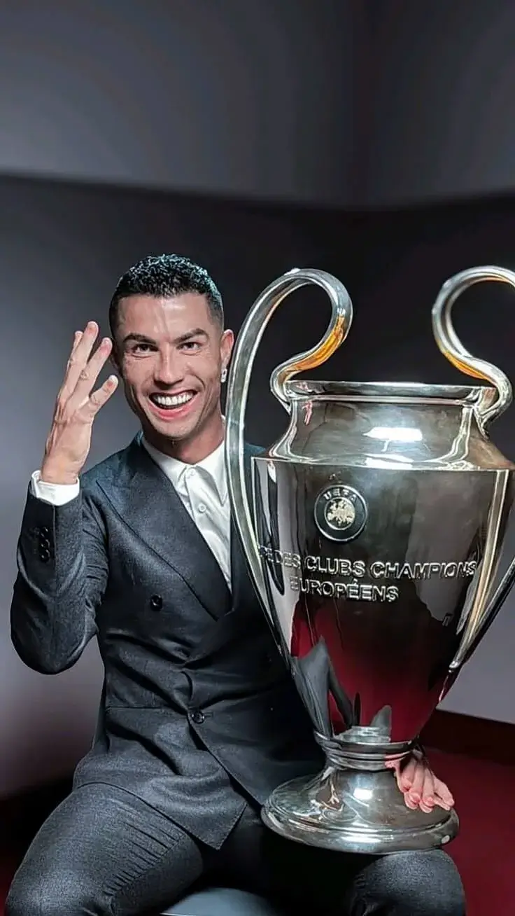 Biếm họa Ronaldo khoe chiếc cúp Champion Leage