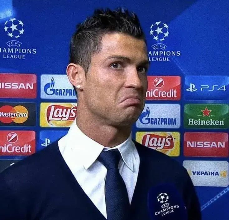 Meme Ronaldo chề môi lầy lội quá