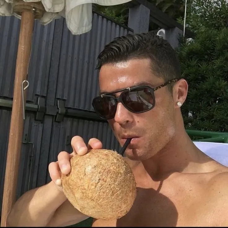 Ảnh chế Ronaldo uống nước cool ngầu