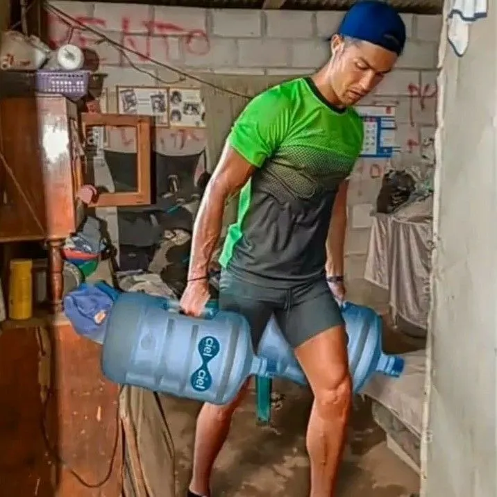 Ảnh troll Ronaldo đang vác nước bá đạo