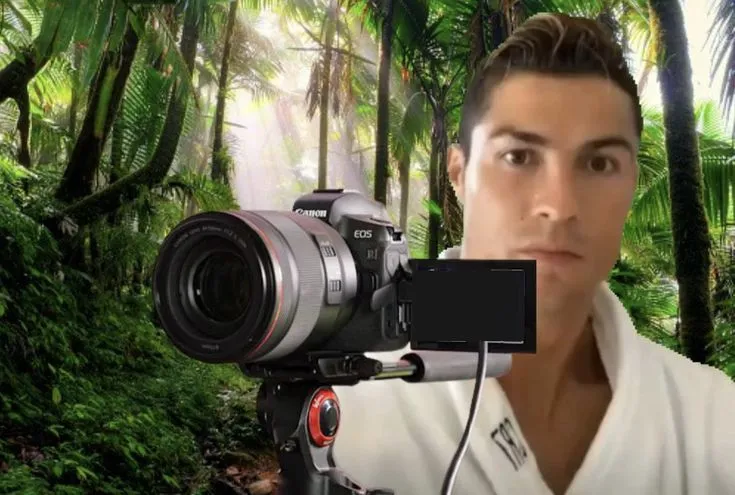 Ronaldo meme đang cầm máy quay phim