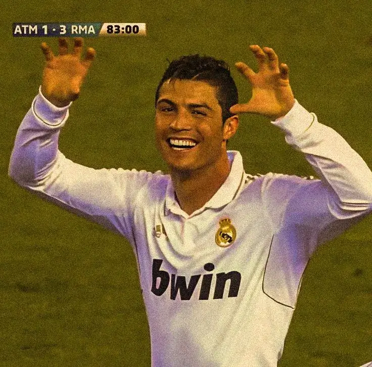 Biếm họa Ronaldo troll cực mạnh giơ tay hài hước