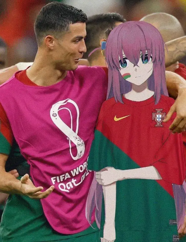 Meme Ronaldo chụp ảnh cùng fan nữ cười toe toét