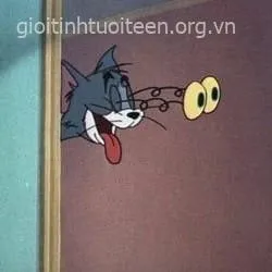 Hình Tom ngồi buồn bã trầm tư trong góc tối.