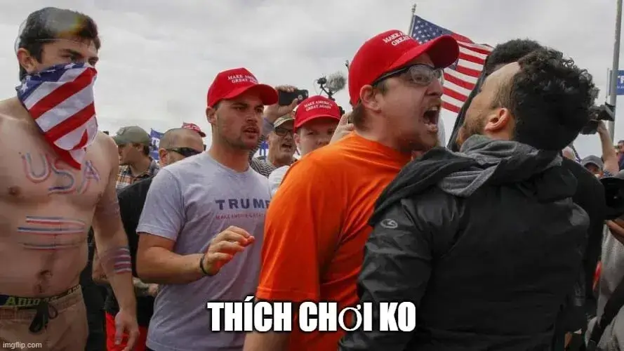 Khuôn mặt cáu gắt nhìn vừa buồn cười.