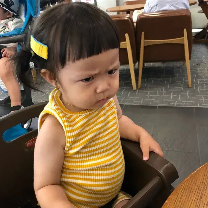 Bé gái gương mặt cực kỳ giận dữ