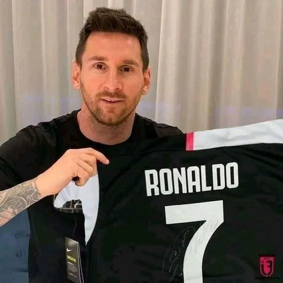 Khi Messi lén nhìn Ronaldo rồi giả vờ lơ đi
