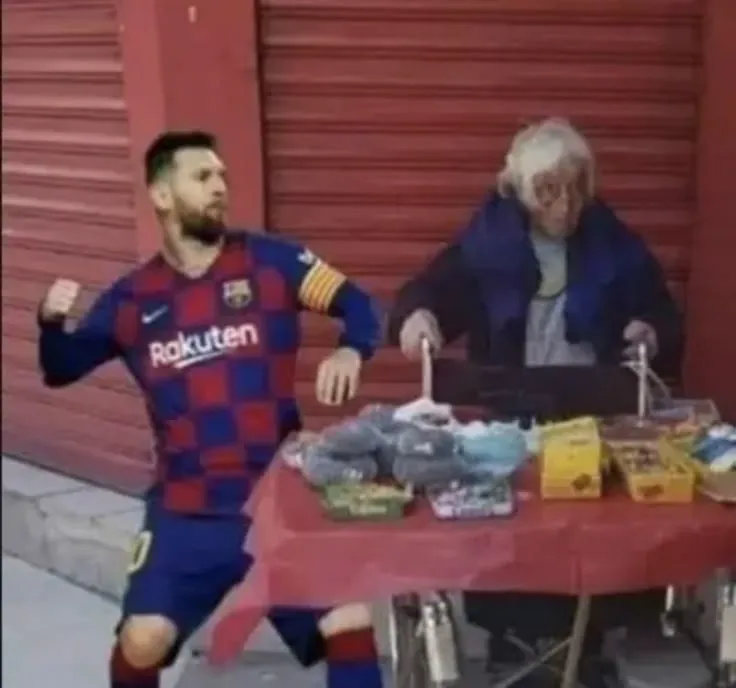 Khi Messi thấy trọng tài giơ thẻ liền nhăn mặt khó chịu