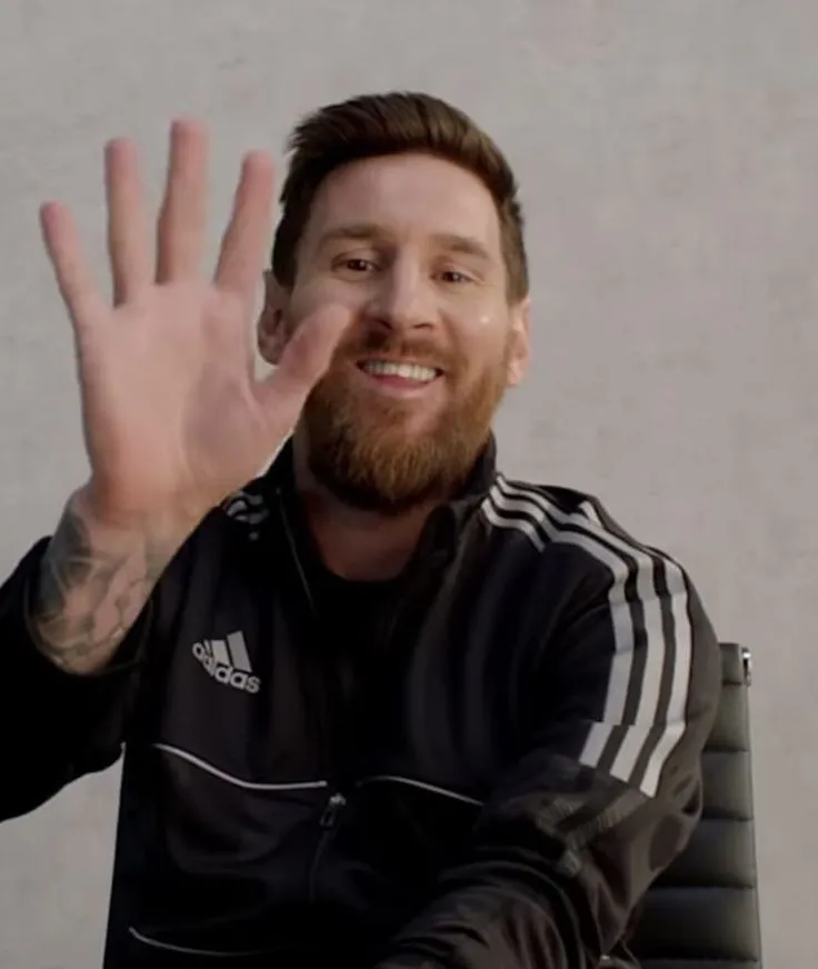 Gương mặt Messi rạng rỡ khi được fan nhỏ tuổi tặng quà