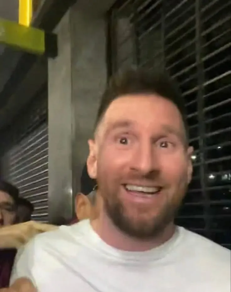 Gương mặt “ngáo ngơ” của Messi khi vừa xuống sân bay