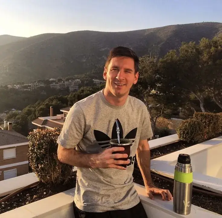 Khi Messi che miệng cười nhưng ánh mắt lườm gắt