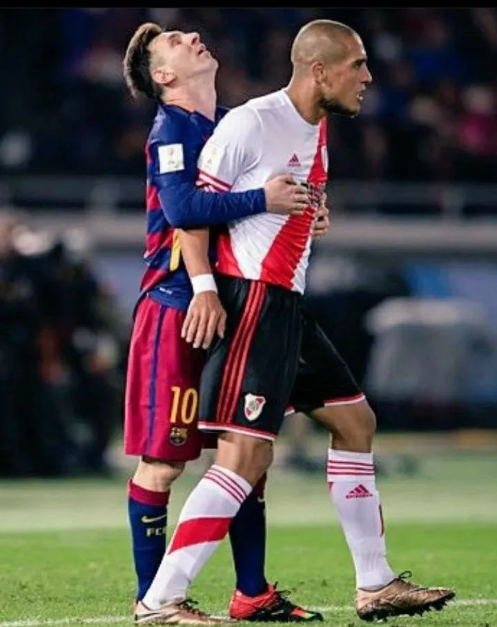 Khi bị phạm lỗi, Messi chỉ mỉm cười khinh khỉnh