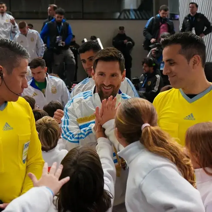 Biểu cảm của Messi sau khi “lỡ chân” thật khó tả