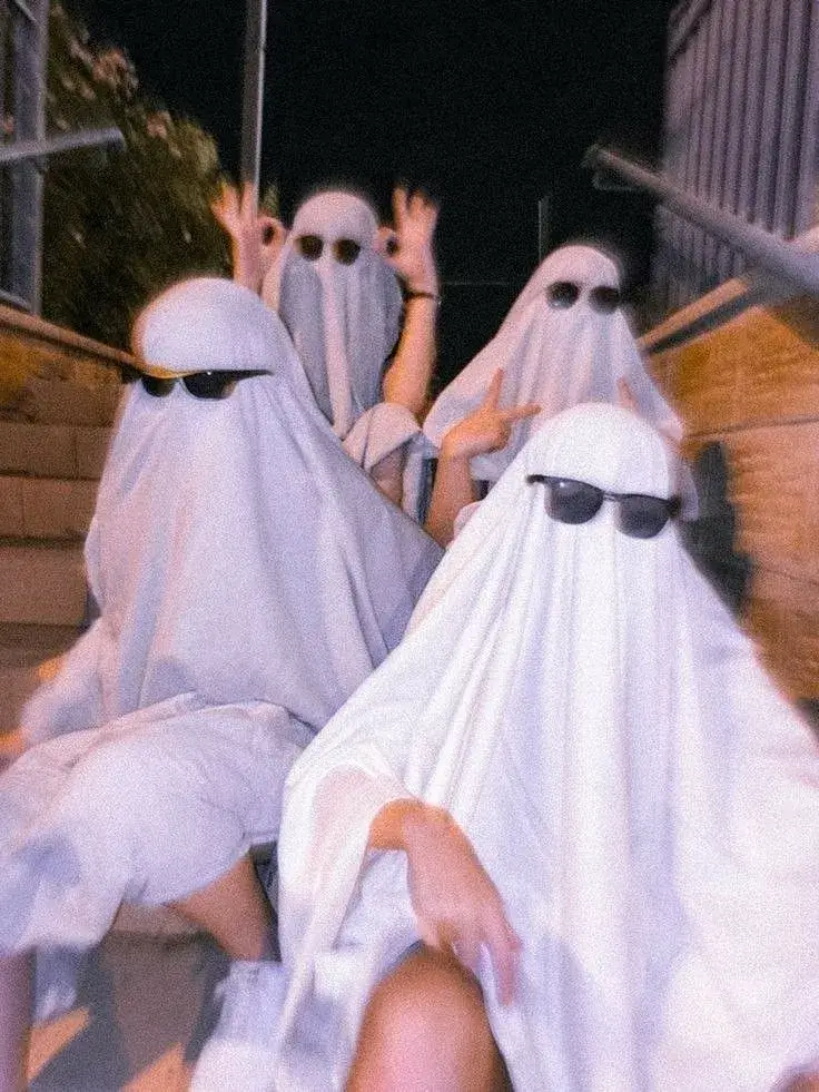 Ảnh đại diện hội 4 người cosplay ma ngầu