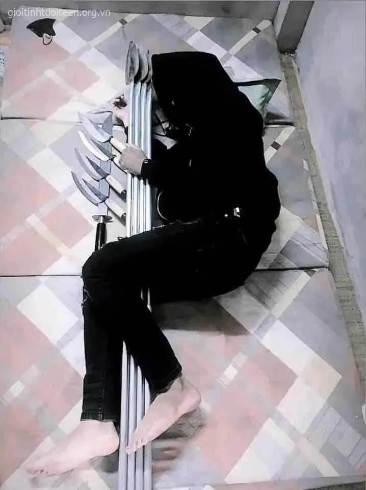 Thanh niên ôm bó phóng lợn mà ngủ