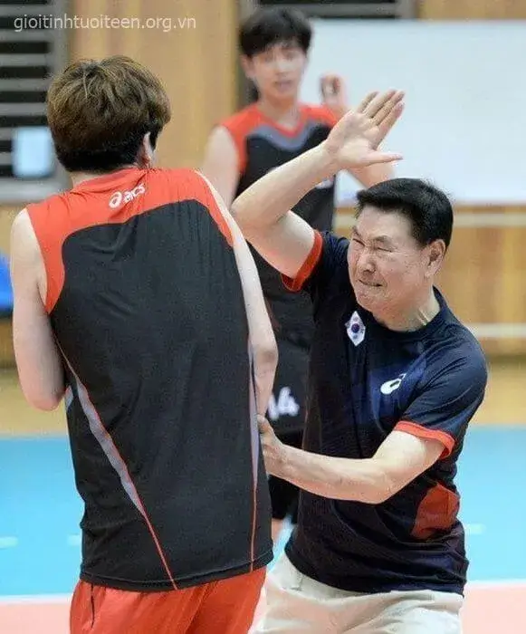 Meme đánh vai bá đạo khiến ai cũng buồn cười