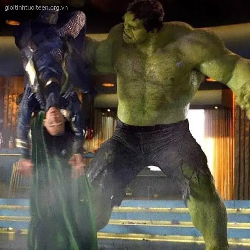 Meme Hulk đánh Loki bựa