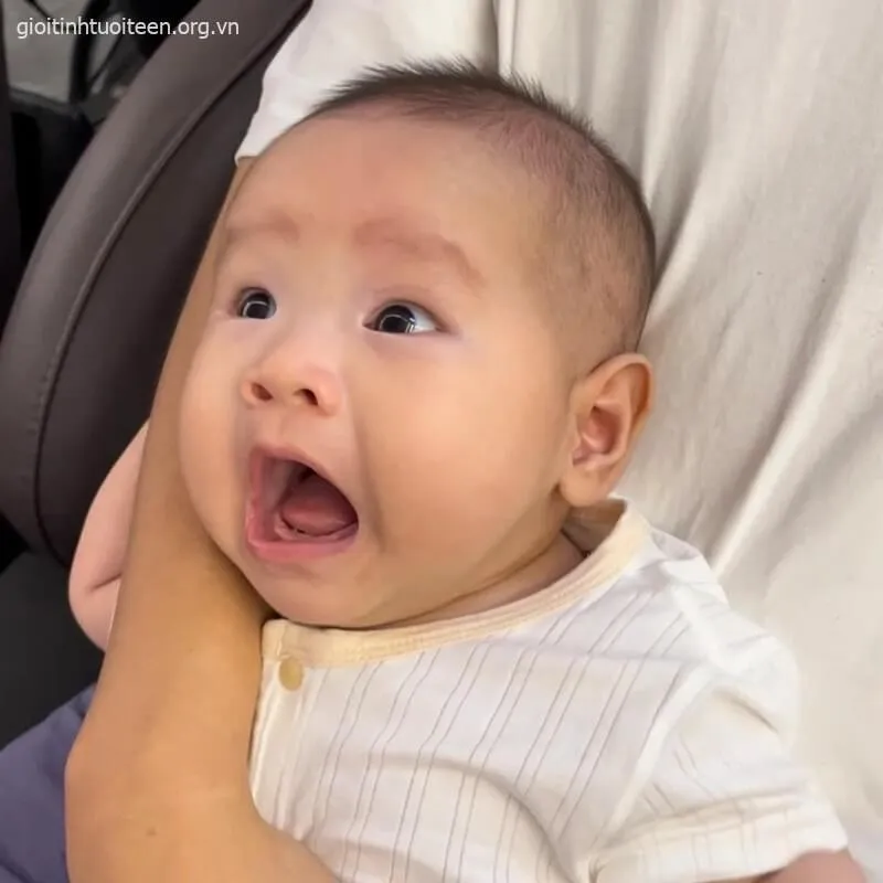 Meme em bé ngơ ngác ánh mắt sáng rực