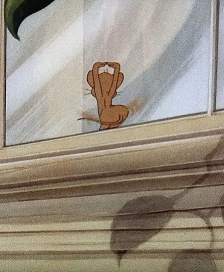 Jerry toe toét hạnh phúc khi ôm miếng phô mai.