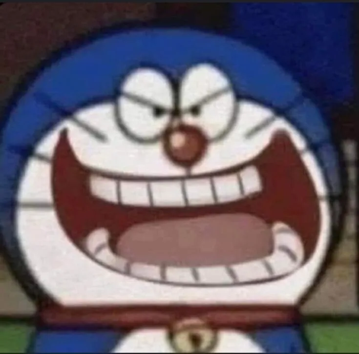 Biểu cảm mèo cười gian xảo, nụ cười méo mó.