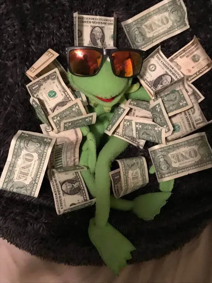 Ngồi trên ghế bành xung quanh toàn tiền mặt