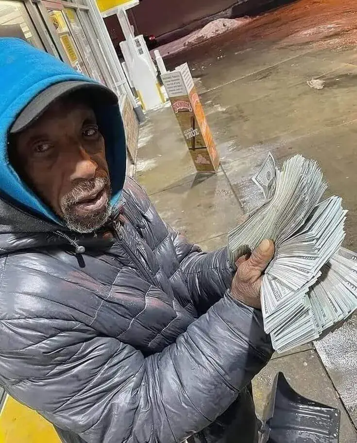 Ôm chặt túi tiền to bằng cả người