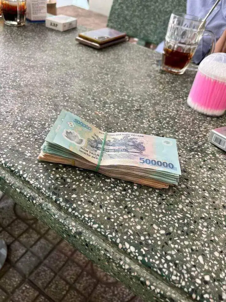 Đếm xấp tiền dày cộp với nụ cười rạng rỡ