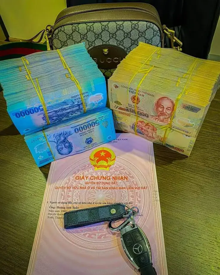 Ảnh chế tung tiền bay như lá mùa thu