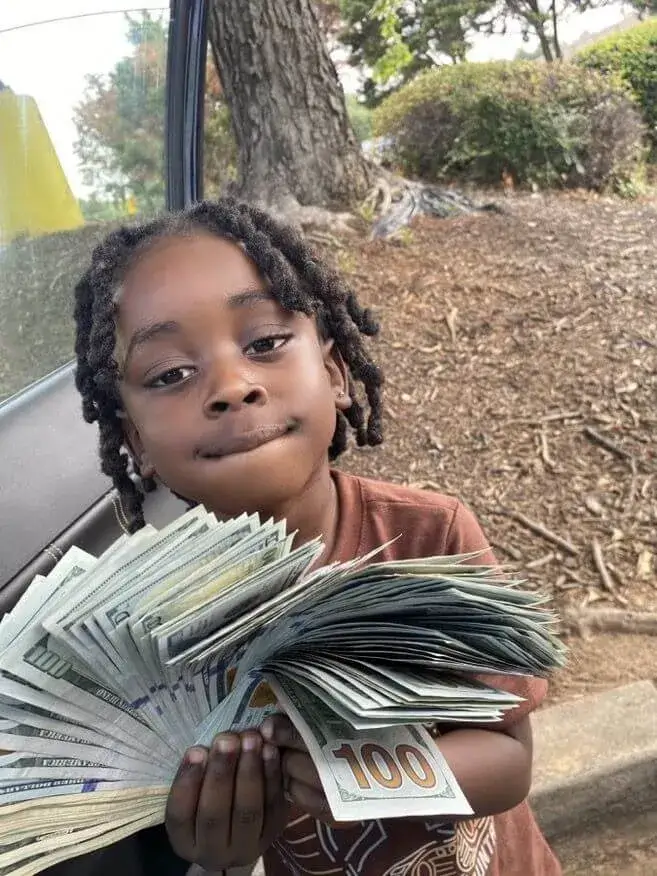 Ảnh chế ôm vali tiền tươi cười hạnh phúc