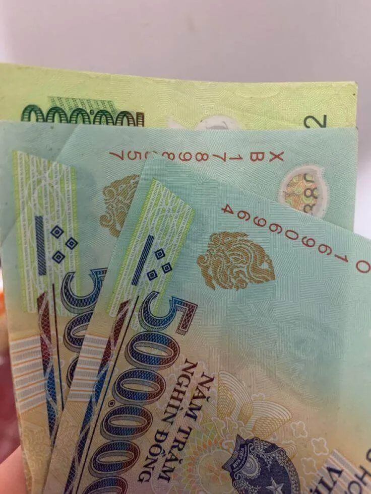 Giữ tiền chặt như báu vật trên tay run run