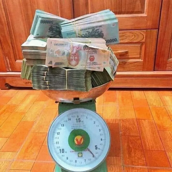 Đếm từng tờ tiền mỏng mà mặt vẫn hớn hở