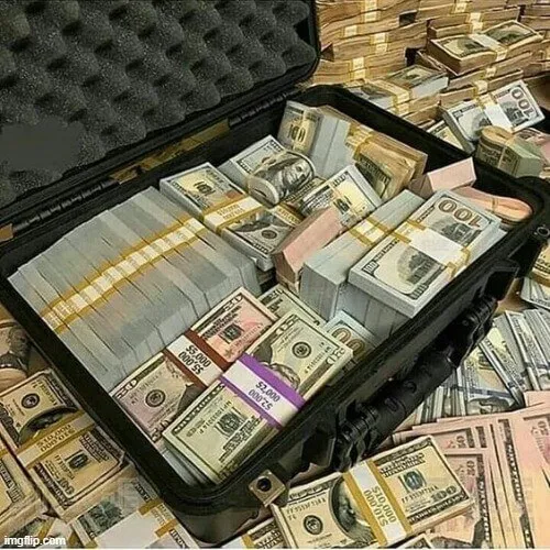 Giữ chặt vali tiền sợ ai nhìn trộm