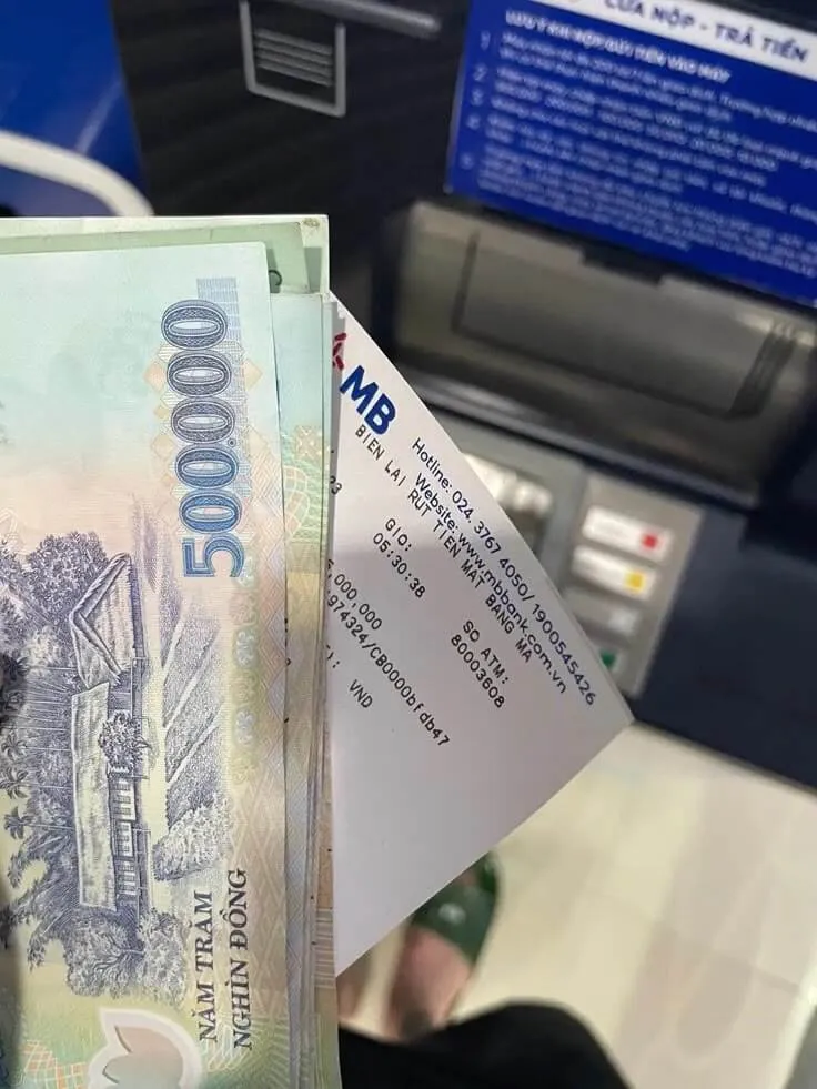 Xòe tiền trước gương chụp ảnh tự tin khoe dáng