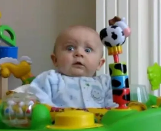 Meme em bé ngạc nhiên cực nhây