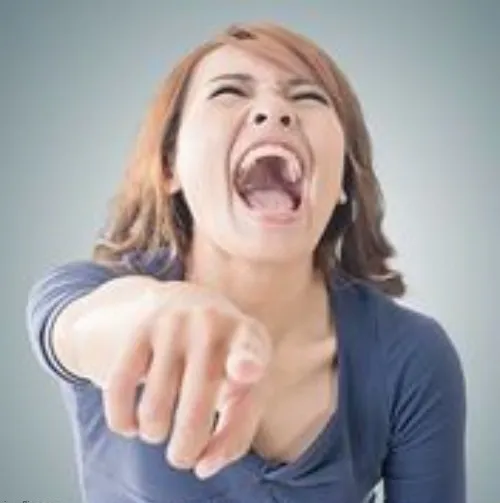 Meme cô gái cười chỉ tay vào màn hình