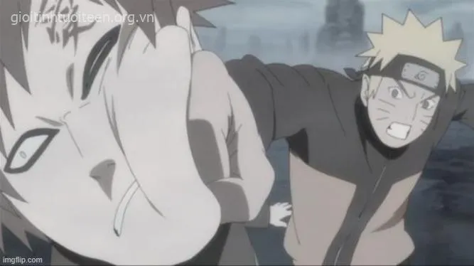 Hình troll lúc bị bạn đấm vào lưng nhưng vẫn gắng cười.