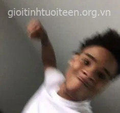 Meme hài khi bị đấm vào mặt mà vẫn cười như điên.