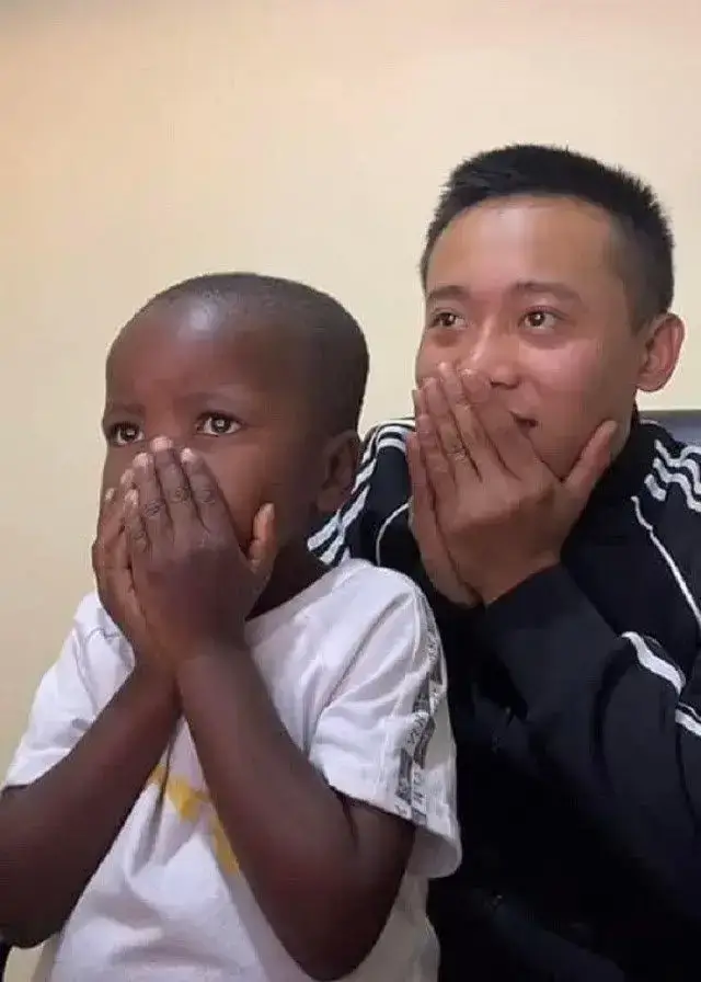 Hình chế ngạc nhiên anh da đen ánh mắt thất thần