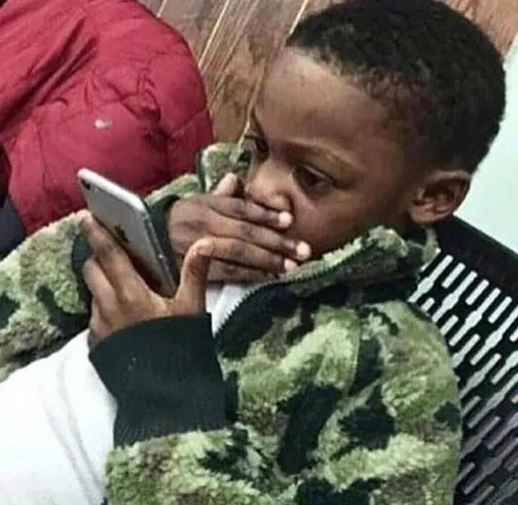 Bé trai da đen sốc ánh mắt sáng rực gương mặt đỏ