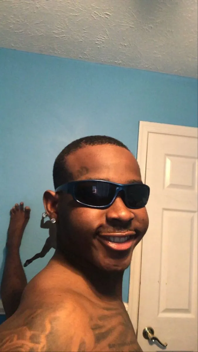 Meme anh da đen cười tinh quái dễ thương.